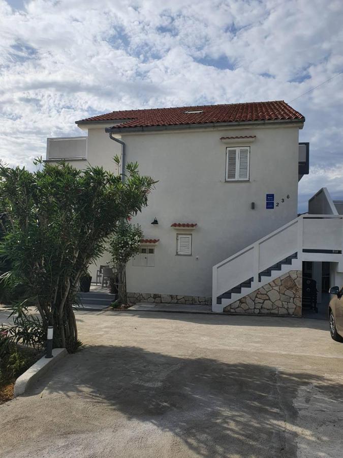 6 M, 50 m do plaže Barbat na Rabu Exterior foto